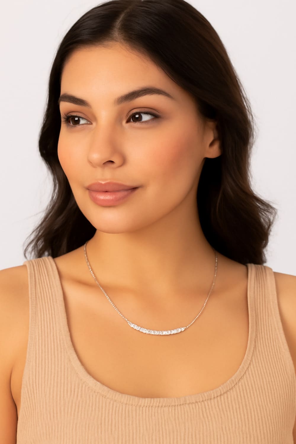 Collar delicado con brillo y color plata